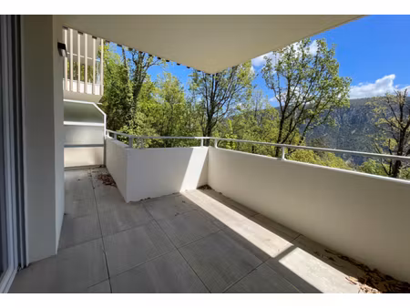 magnifique t2 de 46 m² avec sa terrasse de 16 m²  un double stationnement et une cave