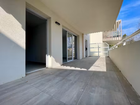 très beau 3 pièces de 72 m² avec terrasse de 21 m²  un double stationnement et une cave