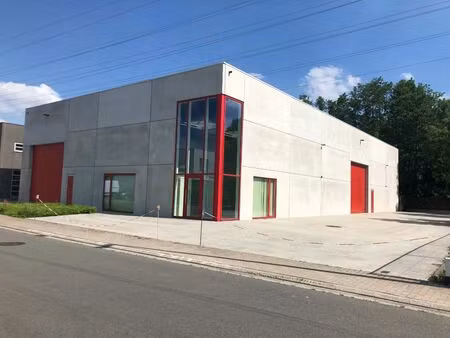 bedrijfsgebouw / stockageruimte