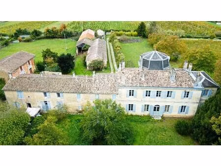 château du 18eme siècle avec de nombreuses dépendances - vue sur l'estuaire de la gironde