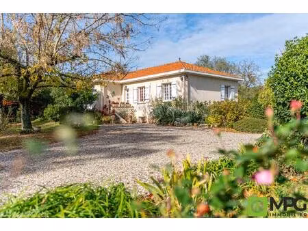lafitte sur lot  au bord du lot  maison semi enterrée d'environ 137 m2 avec sous-sol sur..