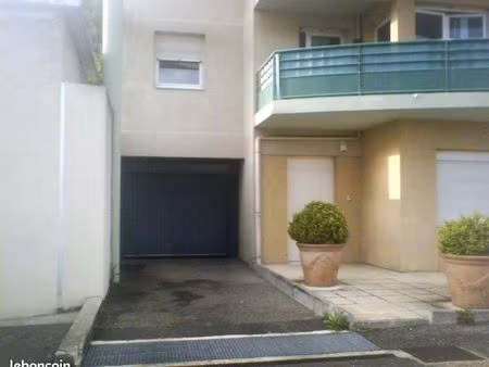 bron parking en sous sol acces par telecommande