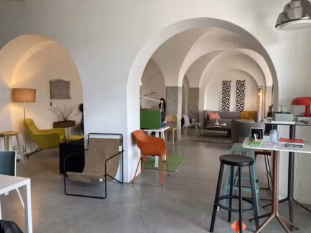 bureaux avec cachet sis sur les bord de saône