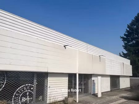 a louer - local d'activités une porte industrielle - voiron