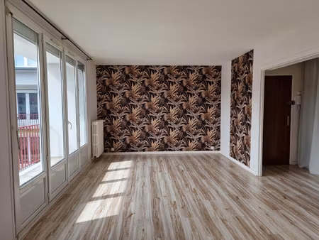 t3 avec balcon  cave et parking (eau et chauffage inclus)