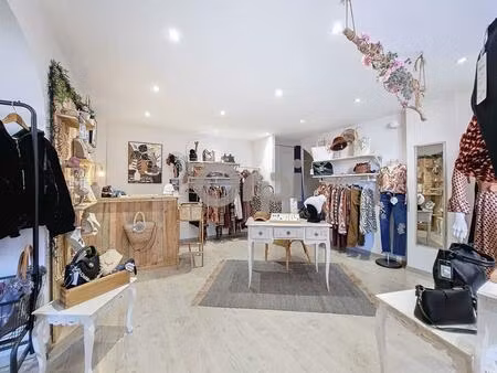 a vendre boutique de prêt-à-porter située dans la rue piétonne de roquebrune sur argens