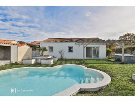 « maison lumineuse avec piscine dans un cadre calme »