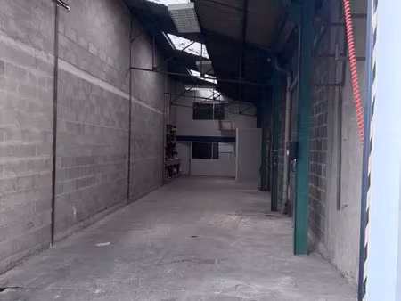 a vendre (avec pc) : locaux d'activité au pied du pont de bezo