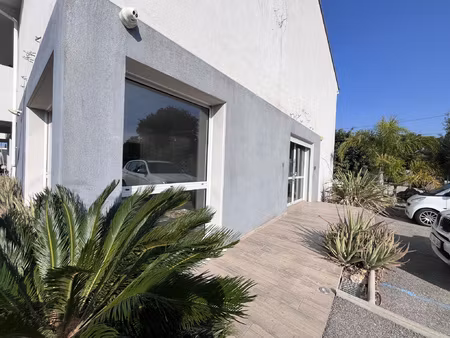 local professionnel de 230 m2 avec parkings