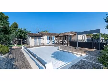 sur la commune d'orgon   maison de plain pied sur une parcelle de 688 m2 avec  piscine  ga