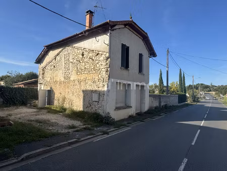 maison de village en pierre  4 chambres  cour et parking.