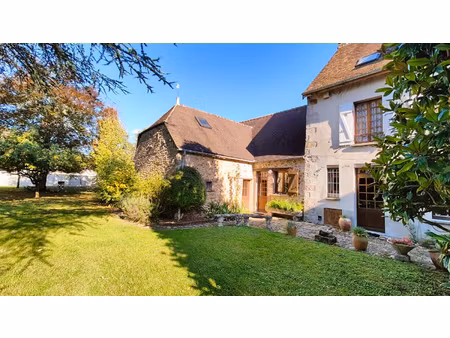 ensemble immobilier 239m² nombreuses dépendances et deux hangars.