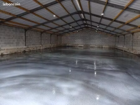 hangar plus terrain en location