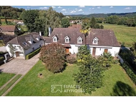 propriété de charme entre bois et prairies verdoyantes