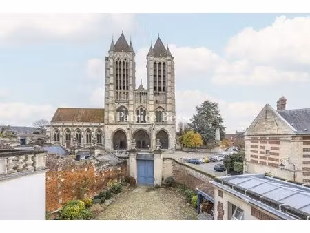 à 1 h 30 de paris  un hôtel particulier du 17e s. face à la cathédrale de noyon.