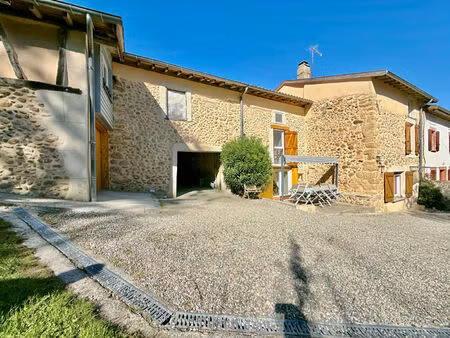 a vendre : maison familiale de caractère avec dépendance et beaux volumes
