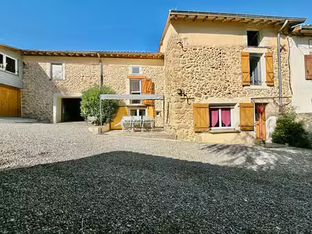 a vendre : maison familiale de caractère avec dépendance et beaux volumes