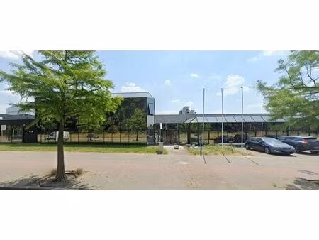 polyvalent magazijn met gelijkvloerse showroom en kantoren