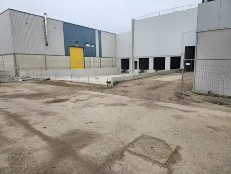 te huur genk: magazijn met kades en poort