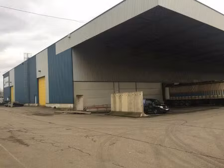 te huur genk: magazijn met kades en poort