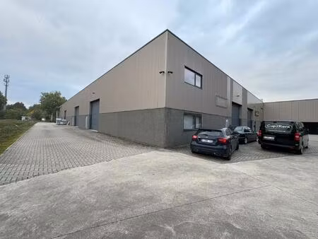 magazijn van 281m² met kantoor (72m²) en 2 poorten