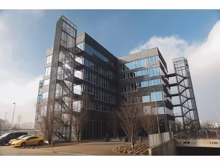 ruim en licht kantoor met uitzicht op de e313