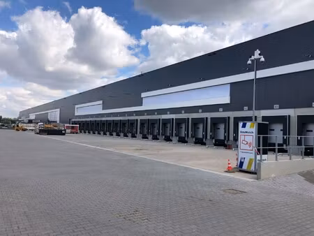 logistiek magazijn van 11.553m² met mezzanine van 927m² met 8 loskades en kantoor 266m² te