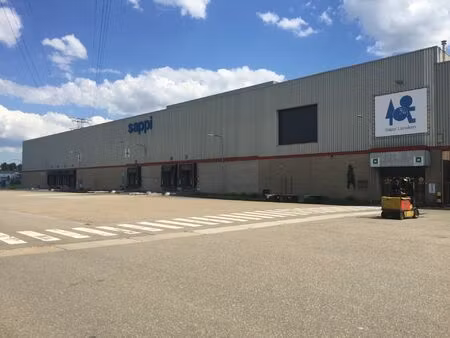 magazijn 4.236m²+ 8 loskades en verharde terreinen te huur.