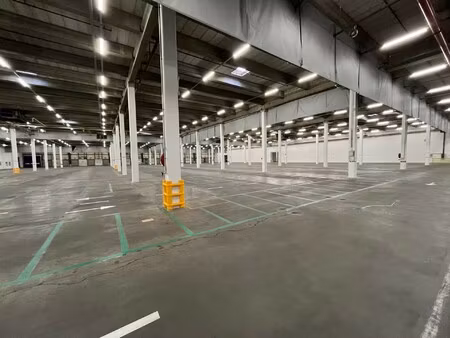 magazijn 3.774m² met minimum 4 laadkades en ruime parking te huur