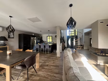 maison contemporaine lumineuse avec piscine