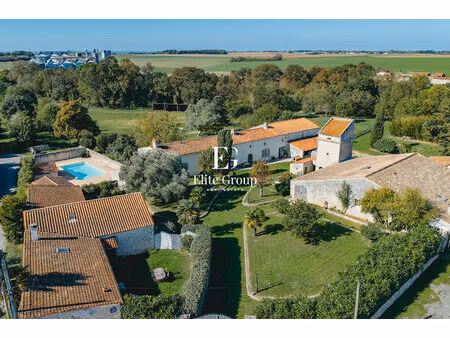 à vendre splendide longère et ses deux gîtes - proche la rochelle / charente-maritime - 47