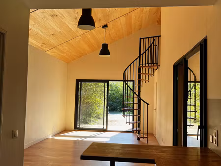 maison récente avec jardin