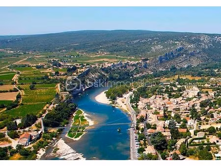 saint martin d ardeche / local commercial / terrasse / parking