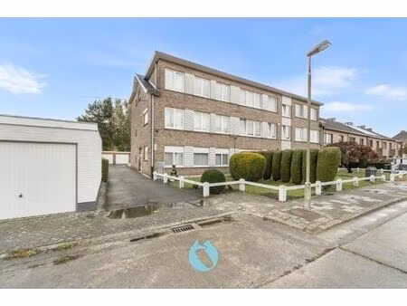kleinschalig hoekgebouw met 3 appartementen en 3 garages