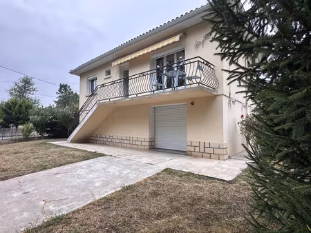 casseneuil  maison en très bon état sur 2 niveaux divisée en 2 appartements