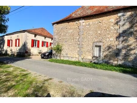 ensemble immobilier avec maison ancienne en pierre et dépendances