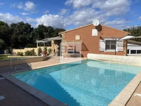 villa de plain pied avec piscine et dépendances