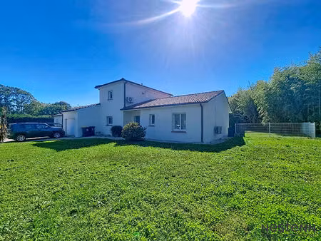a vendre maison 4 chambres  spacieuse! avec piscine  terrain de pétanque et jardin à martr
