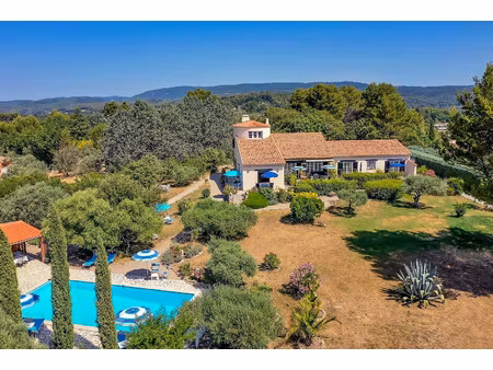 magnifique propriete avec piscine et dependances sur terrain