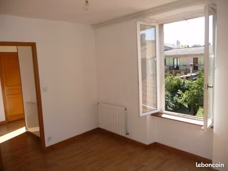 t2 de 44 m² avec jardin+abri-voiture fermé