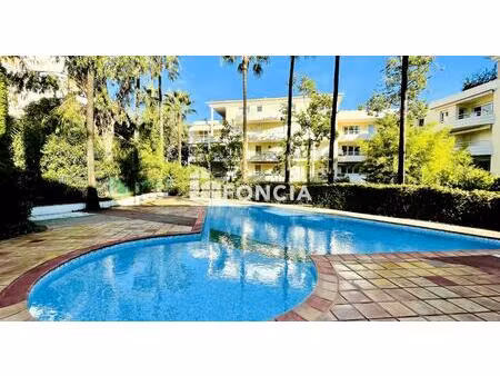 appartement 2p avec un bel extérieur dans une résidence avec piscine