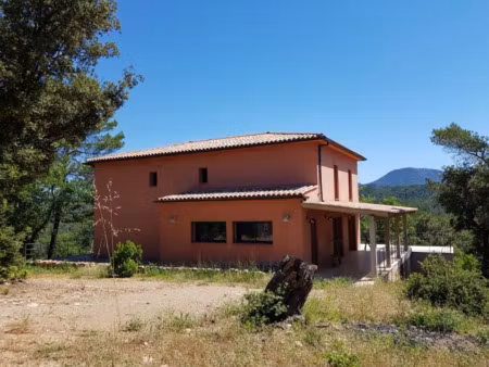 villa de 307 m2 sur un terrain de 11777m2