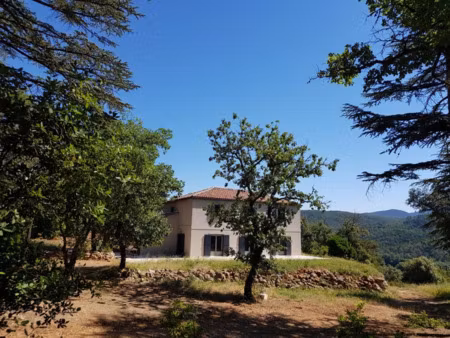 villa de type t7de 227 m2 sur un terrain de 12322m2 au calme