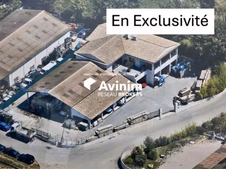 local d'activité de 900 m² avec une cour de 1 000m² a fayence