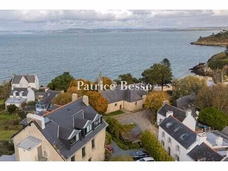 dans le finistère  en bord de mer  un élégant hôtel familial  avec piscine intérieure ...