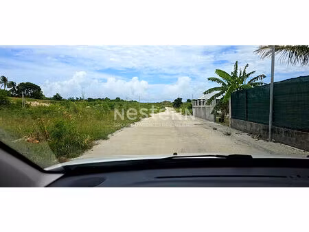 à vendre terrain de 768 m2 constructible à petit-canal proche de la plage de anse maurice