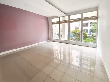 a proximité de la maison de la radio  bureaux à louer en rdc haut