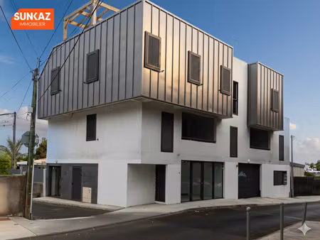 local neuf avec vitrine à saint-pierre