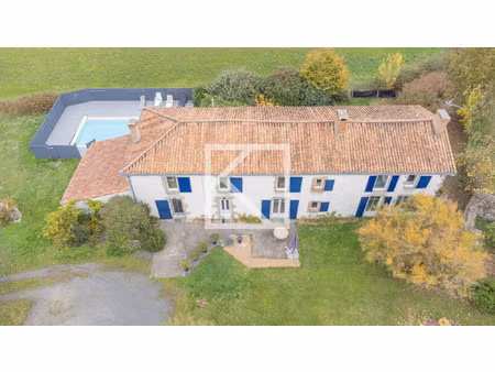 longère avec piscine et vue dégagée sur la campagne