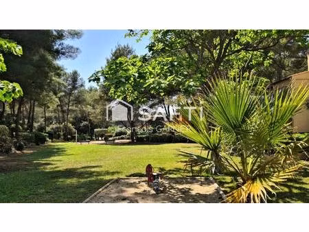 sanary  t1 bis d'environ 20 m² dans résidence sécurisée proche des plages.